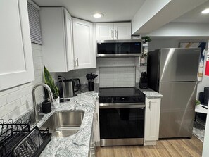 Coffee/tea maker, fridge, microwave, oven