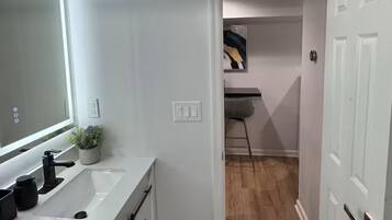 Séchoir à cheveux, serviettes fournies, savon, papier de toilette