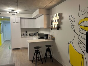 Microwave, oven, stovetop, dishwasher - Studio in Downtown Montreal / private balcony (Montréal)