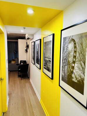 Interior - Studio in Downtown Montreal / private balcony (Montréal)
