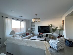 Smart TV, table football - Spacious Upscale 6-Bedroom Villa Near the Las Vegas Strip Sleeps up to 14 guests (Las Vegas)