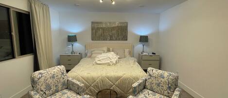 6 habitaciones, tabla de planchar con plancha, wifi y ropa de cama