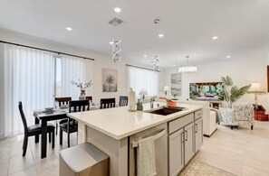 Interior - Spacious Upscale 6-Bedroom Villa Near the Las Vegas Strip Sleeps up to 14 guests (Las Vegas)