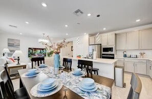 Dining - Spacious Upscale 6-Bedroom Villa Near the Las Vegas Strip Sleeps up to 14 guests (Las Vegas)