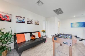 Smart TV, table football - Spacious Upscale 6-Bedroom Villa Near the Las Vegas Strip Sleeps up to 14 guests (Las Vegas)
