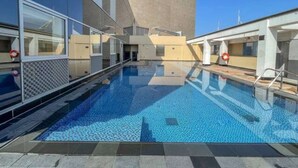 Un edificio moderno con piscina.