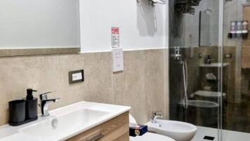 Dusche, Haartrockner, Handtücher, Seife