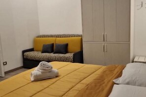1 chambre, coffre-fort, fer et planche à repasser, lit de bébé portatif