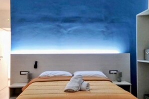 1 chambre, coffre-fort, fer et planche à repasser, lit de bébé portatif