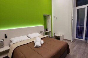 In-room safe, iron/ironing board, free WiFi, bed sheets - Casa Maluma - Double Room in the Heart of Naples (Napoli)