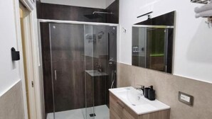 تجهيزات دش، مجففات شعر، مناشف، صابون