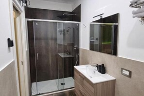 تجهيزات دش، مجففات شعر، مناشف، صابون