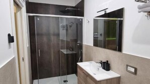 تجهيزات دش، مجففات شعر، مناشف، صابون