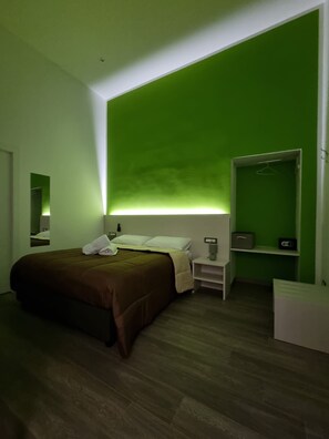 خزنة داخل الغرفة ومكواة/لوح كي وواي فاي مجانًا وملاءات أسرّة