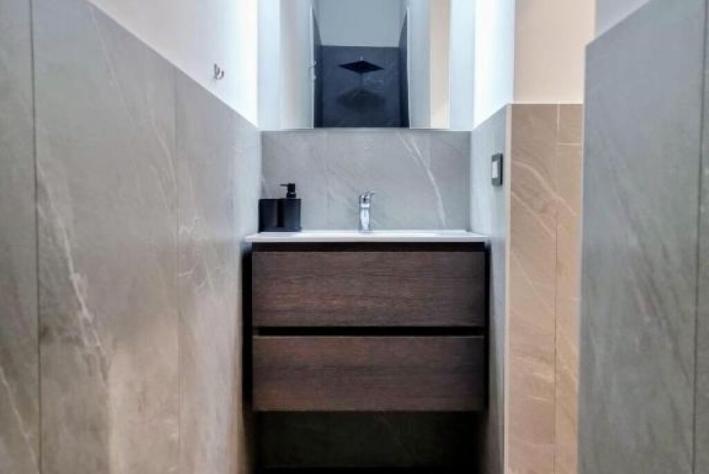 Doccia, asciugacapelli, asciugamani, sapone
