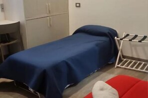 1 bedroom, free WiFi, bed sheets - Casa Maluma - Double Room with Kitchenette in the Heart of Naples (Napoli)