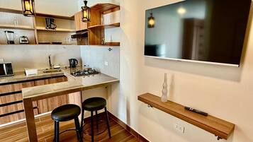 Microondas, horno, placa de cocina