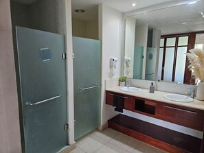 Jetted bath, hair dryer, towels, soap - Lake 203 Mayan Lakes House in Acapulco's Diamond Zone (Acapulco de Juárez)