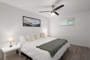 Desk, iron/ironing board, WiFi, bed sheets - Modern Midtown Suite with Free Parking (Phoenix)