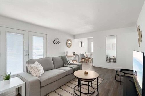 Modern Midtown Suite with Free Parking