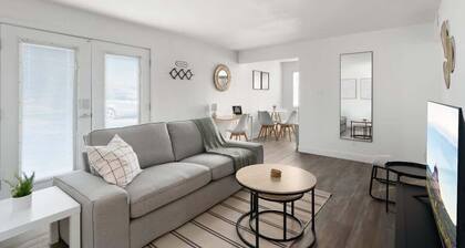 Modern Midtown Suite with Free Parking