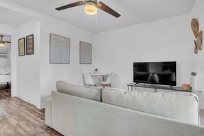 TV, offices - King Bed | Close to Chase Field (Phoenix)