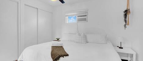 Bureau, fer et planche à repasser, Wi-Fi, draps fournis