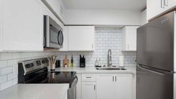 Refrigerador, microondas, horno y parrilla de estufa