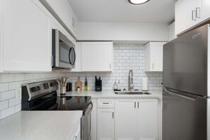 Refrigerador, microondas, horno, placa de cocina