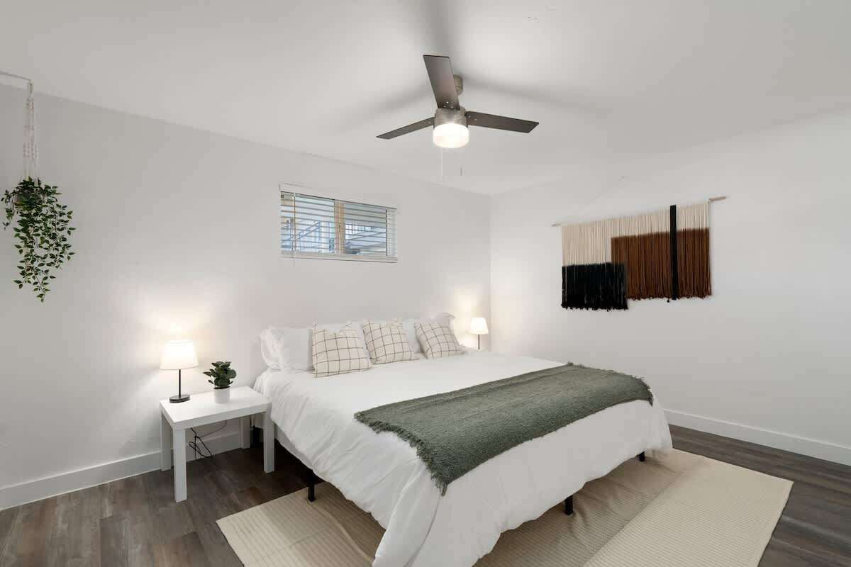 Una scrivania, ferro/asse da stiro, Wi-Fi, lenzuola