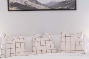Escritorio, tabla de planchar con plancha, wifi y ropa de cama