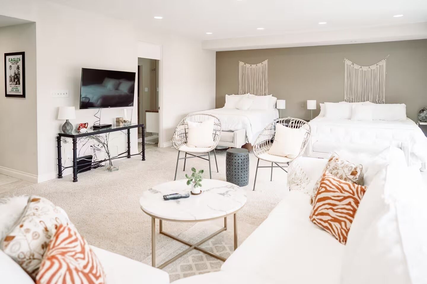 Tabla de planchar con plancha, internet y ropa de cama 