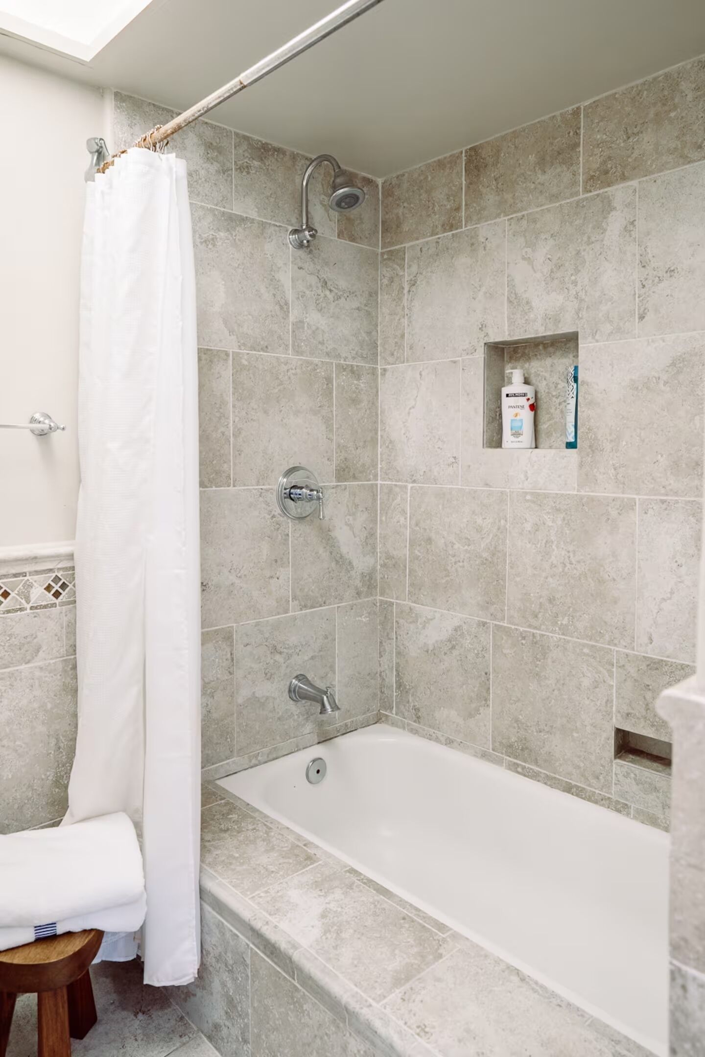 Secadora de cabello, toallas, jabón, papel de baño 