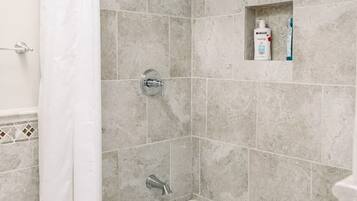 Secadora de cabello, toallas, jabón, papel de baño