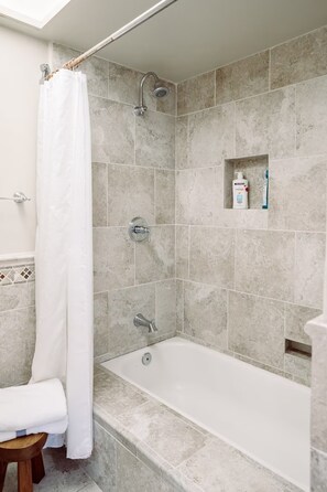 Haartrockner, Handtücher, Seife, Toilettenpapier