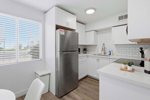 Refrigerador, microondas, horno y parrilla de estufa 