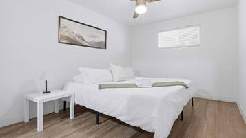 Escritorio, tabla de planchar con plancha, wifi y ropa de cama