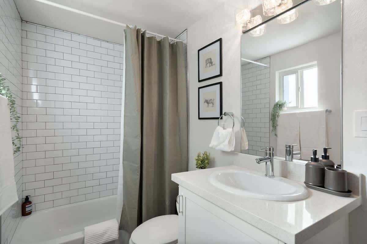 Douche, séchoir à cheveux, serviettes fournies