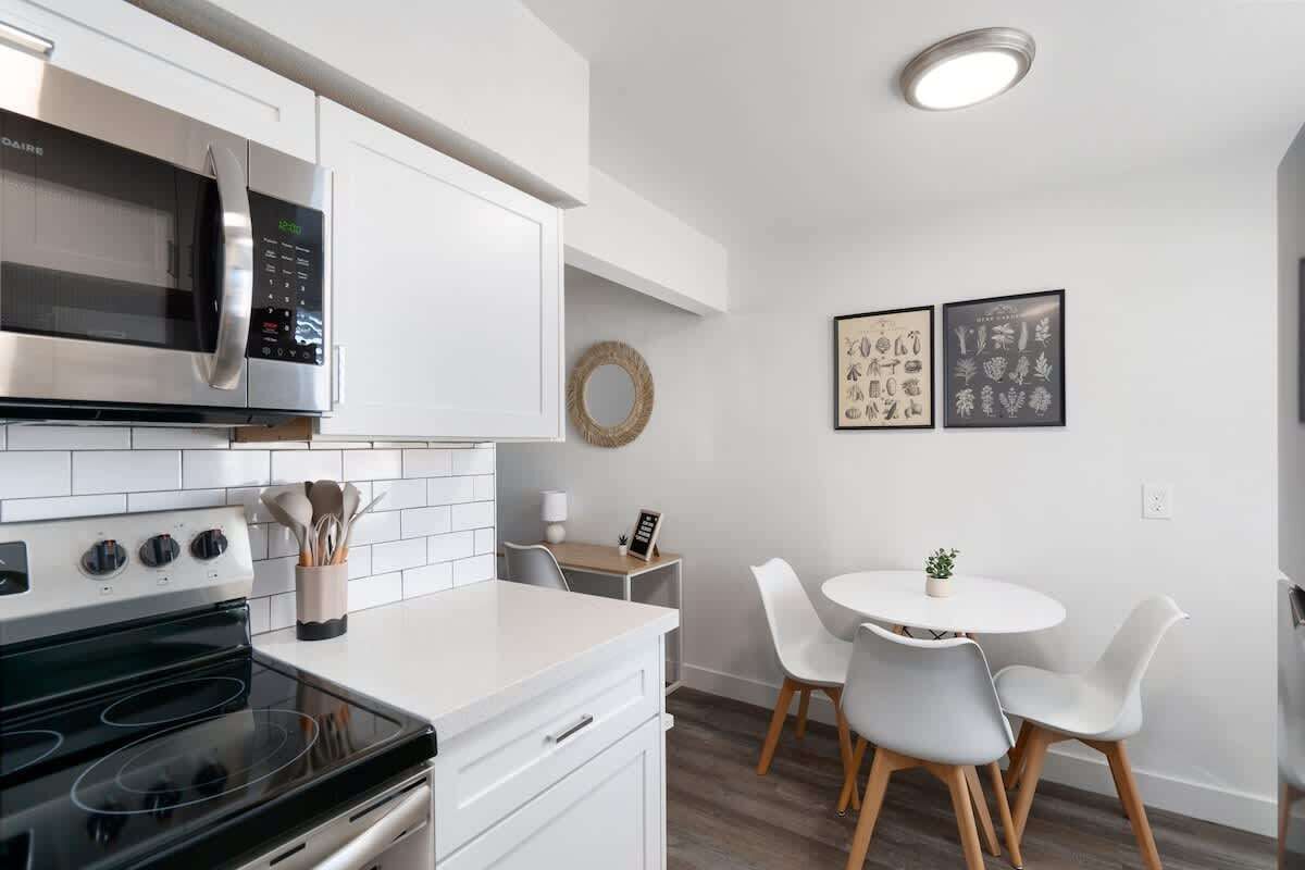 Réfrigérateur, four à micro-ondes, un four, surface de cuisson