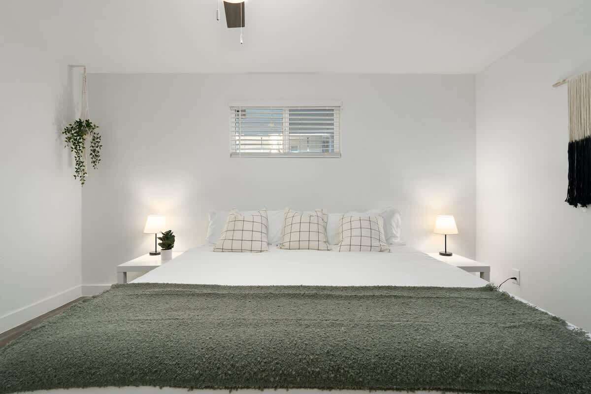 Desk, iron/ironing board, WiFi, bed sheets