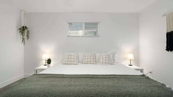 Desk, iron/ironing board, WiFi, bed sheets