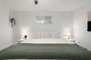 Desk, iron/ironing board, WiFi, bed sheets - Midtown 2 King| Near Roosevelt Row (Phoenix)