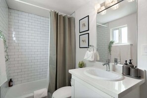 Shower, hair dryer, towels - Midtown 2 King| Near Roosevelt Row (Phoenix)