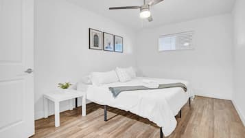 Escritorio, tabla de planchar con plancha, wifi y ropa de cama