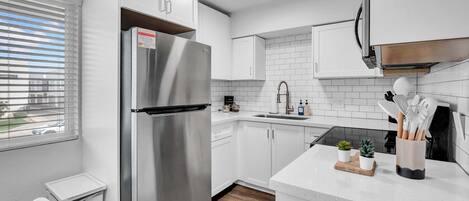 Réfrigérateur, micro-ondes, four, plaque de cuisson