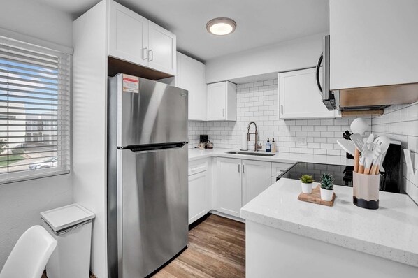 Jääkaappi, mikroaaltouuni, uuni, liesi