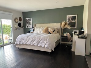 3 bedrooms, iron/ironing board, WiFi, bed sheets - Midcentury Vegas Oasis with Pool, Sunlight & Strip Views (Las Vegas)