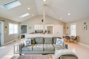 TV, fireplace, books - 6 Mi to Tanglewood! High-End Lee Apartment (Lee)