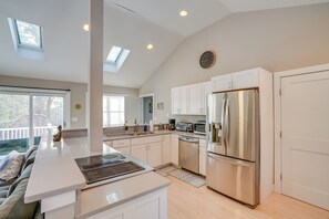 Fridge, microwave, stovetop, dishwasher - 6 Mi to Tanglewood! High-End Lee Apartment (Lee)