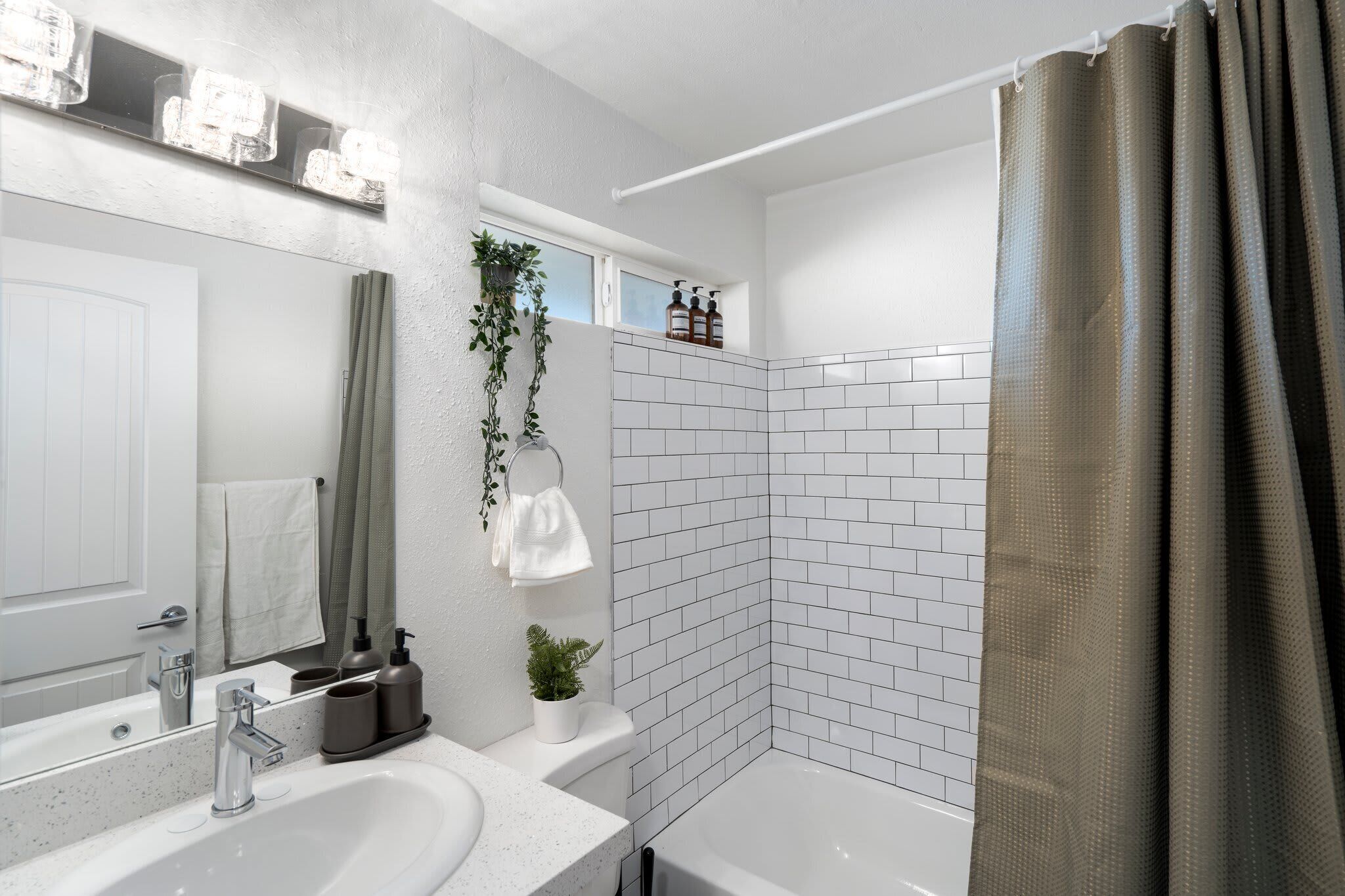 Douche, sèche-cheveux, serviettes fournies